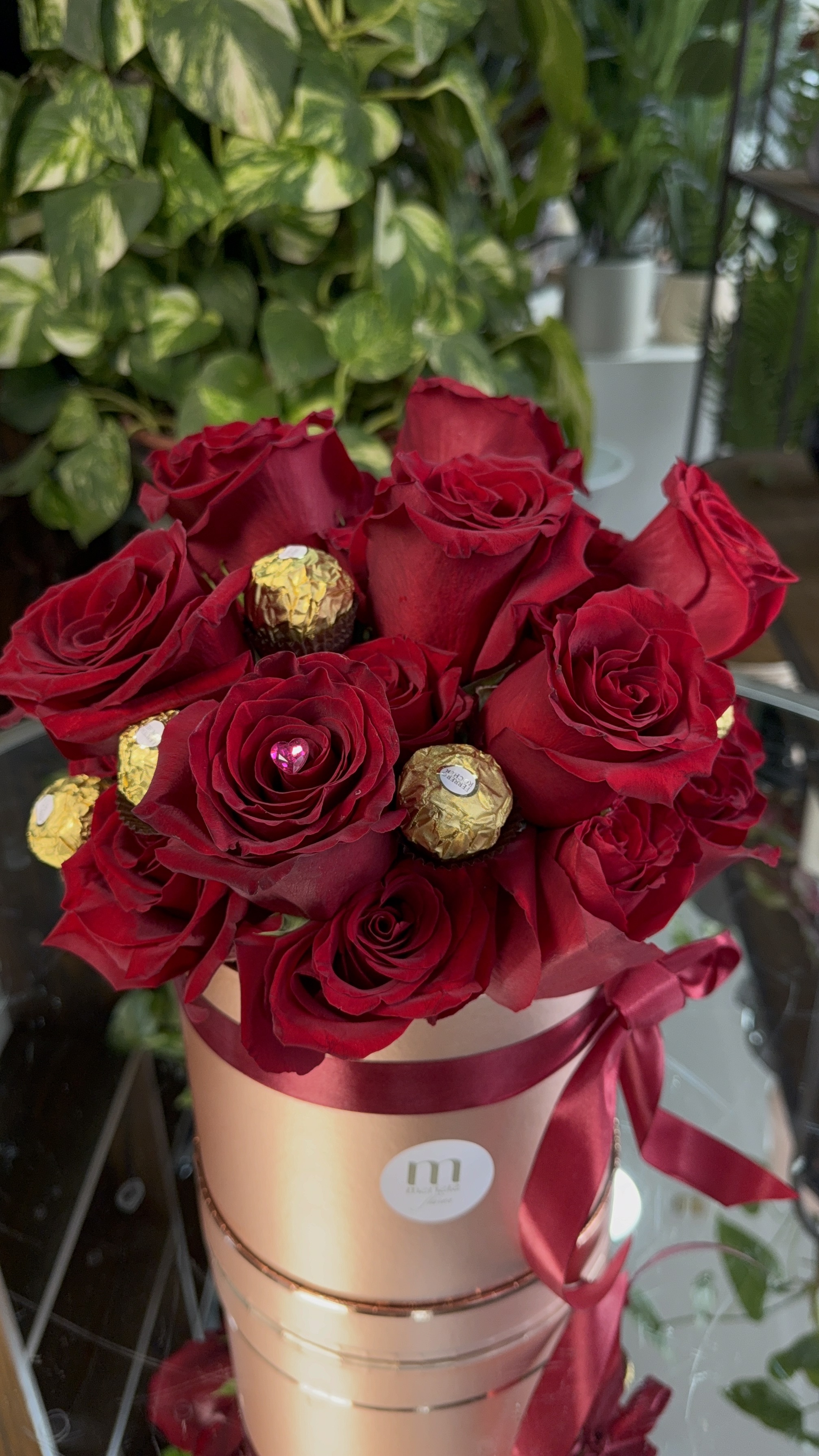 Caja floral con 24 rosas y bombones