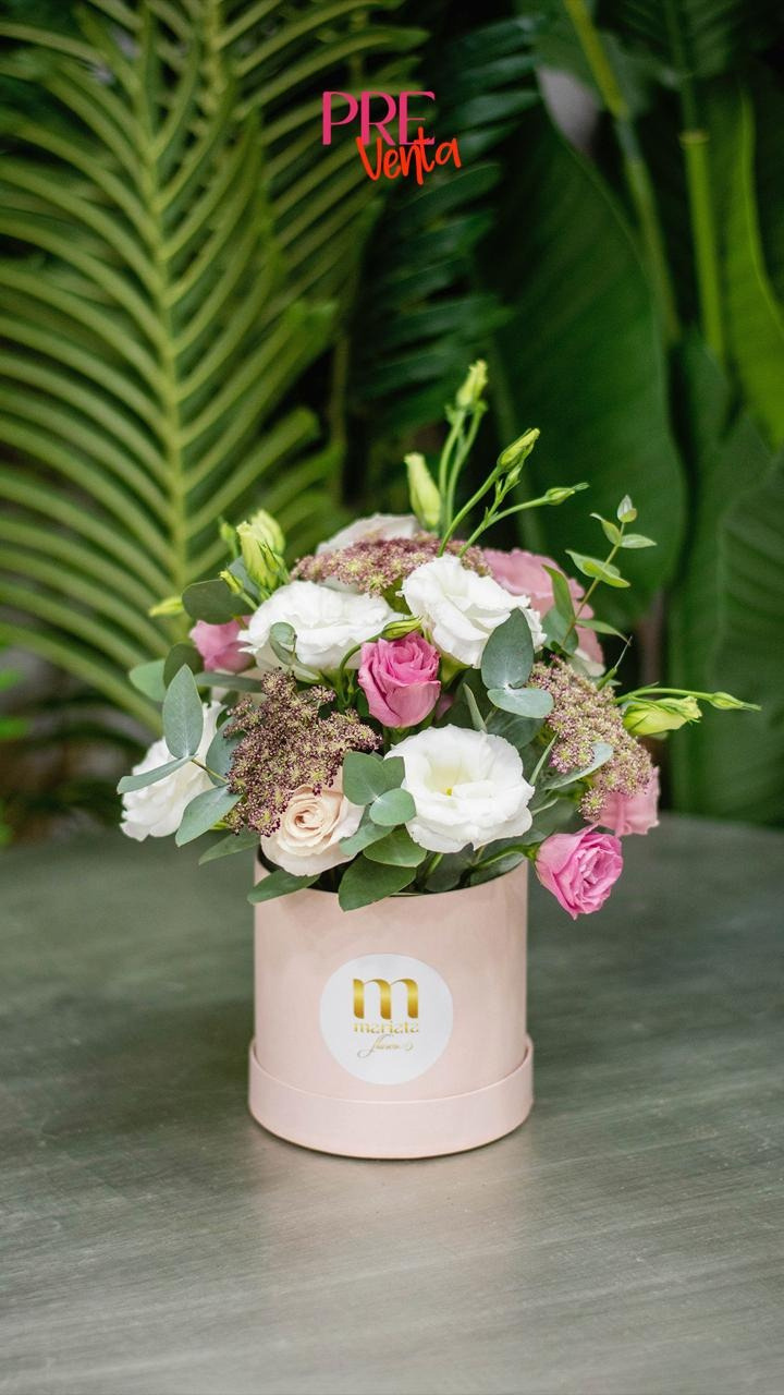 Caja chica de rosas y astromelias