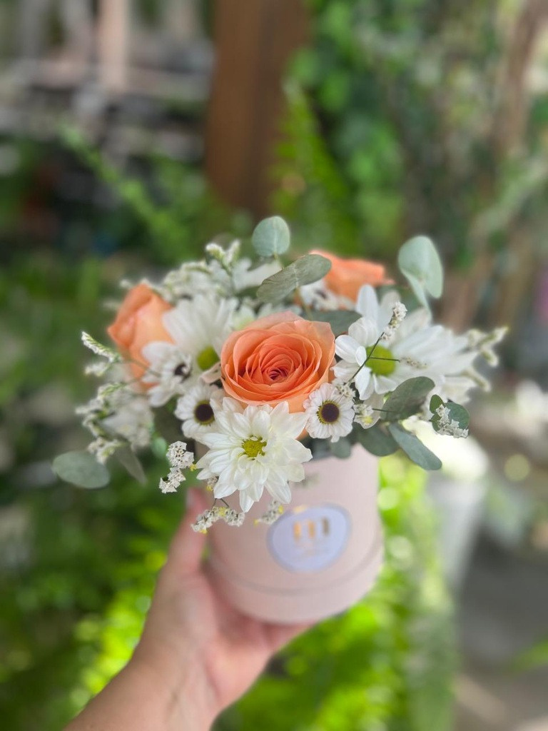 Caja chica con rosas y margaritas