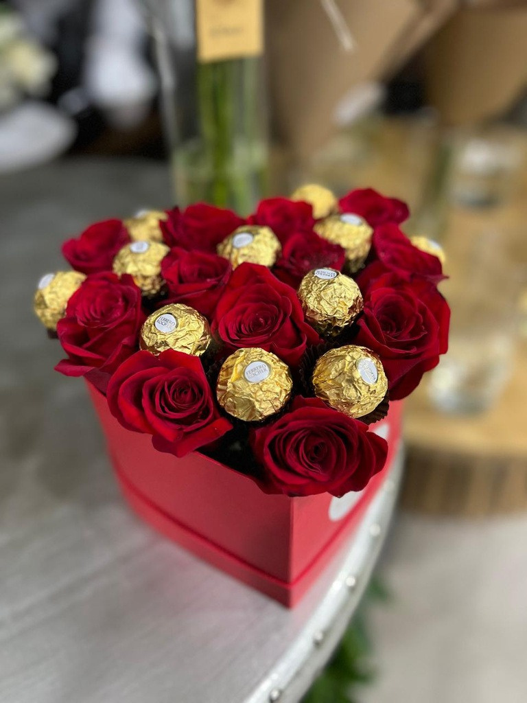 Caja corazón con 12 rosas + bombones