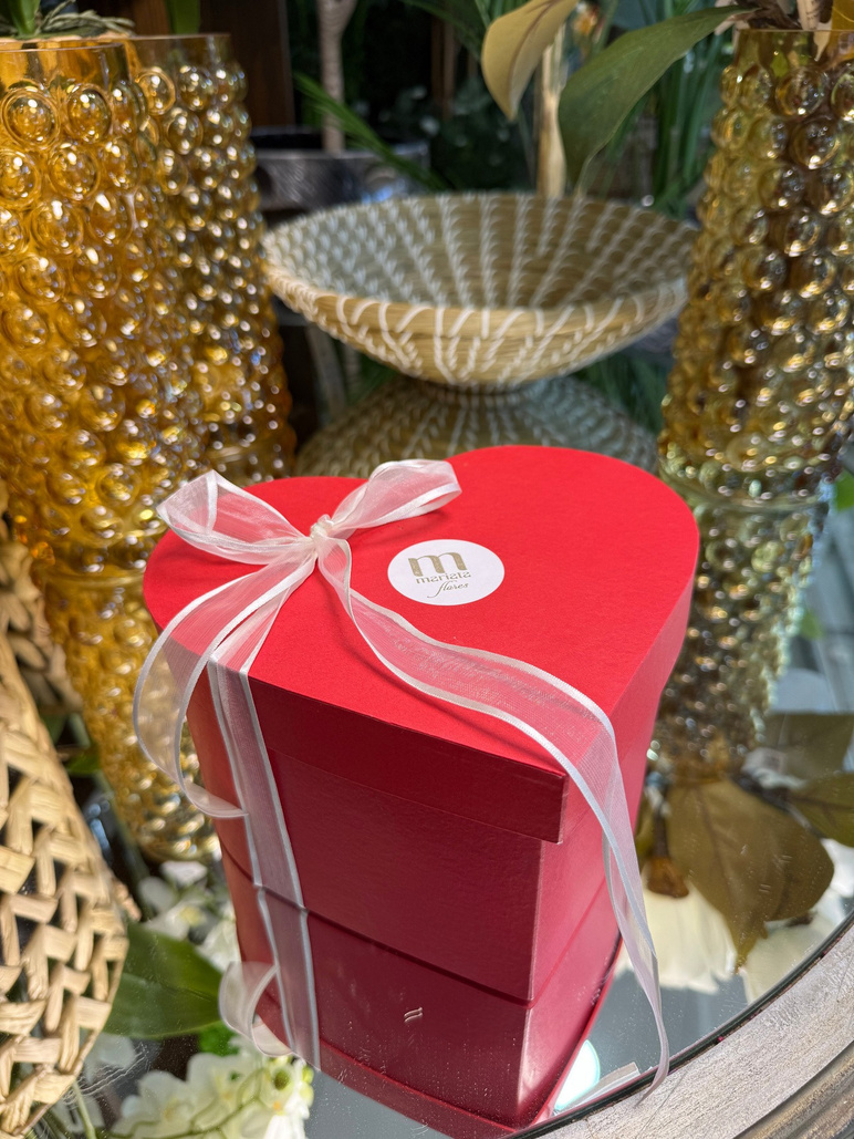 Caja con forma de corazón llena de flores