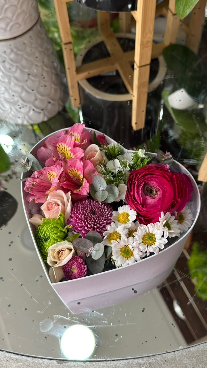 Caja floral con marimoñas, rosas spray, astromelias y margaritas