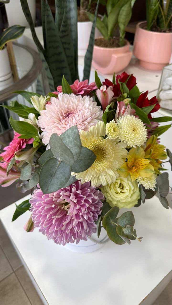 Caja floral con gerberas, crisantemos y astromelias