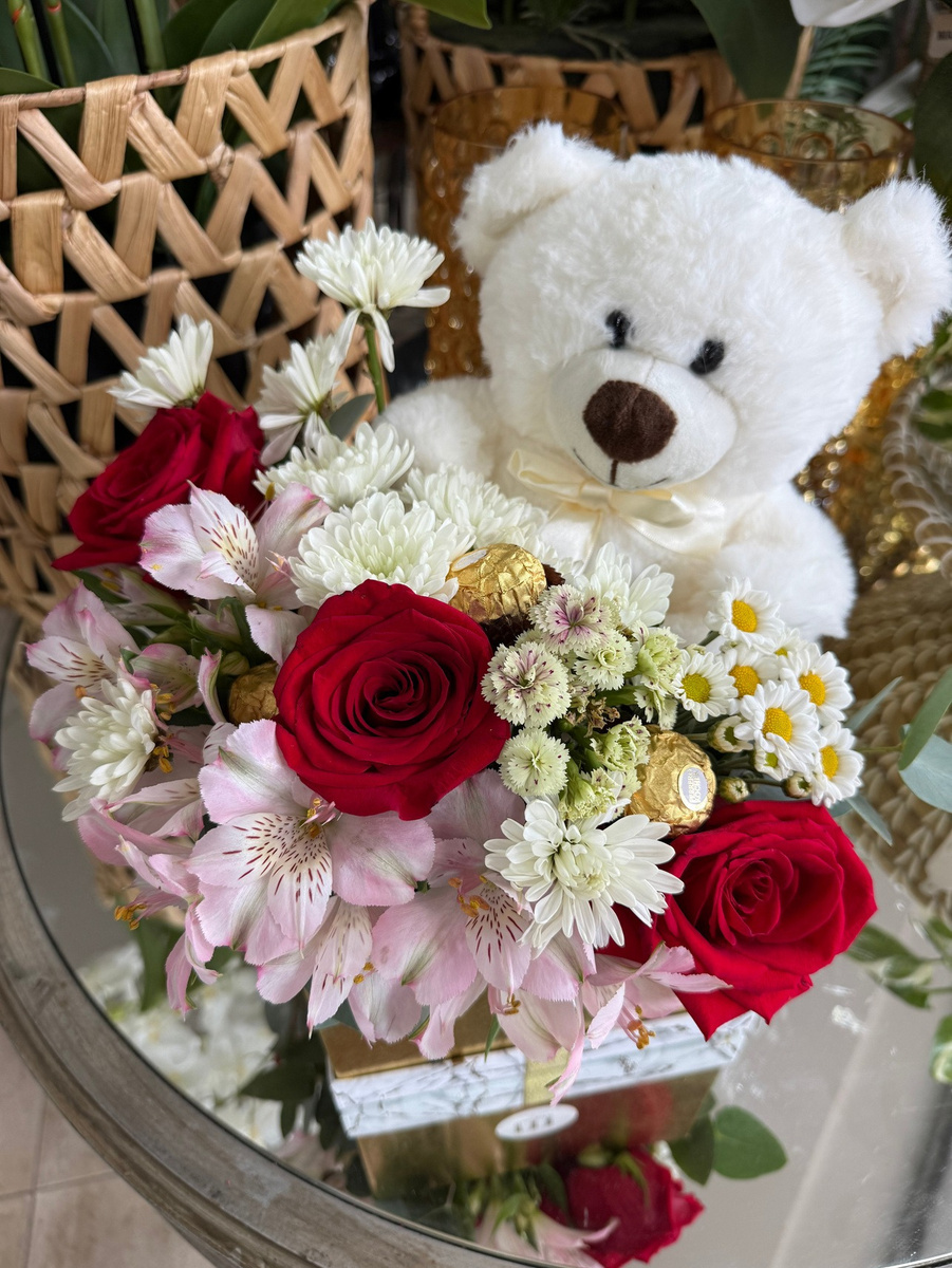 Caja grande con bombones y flores