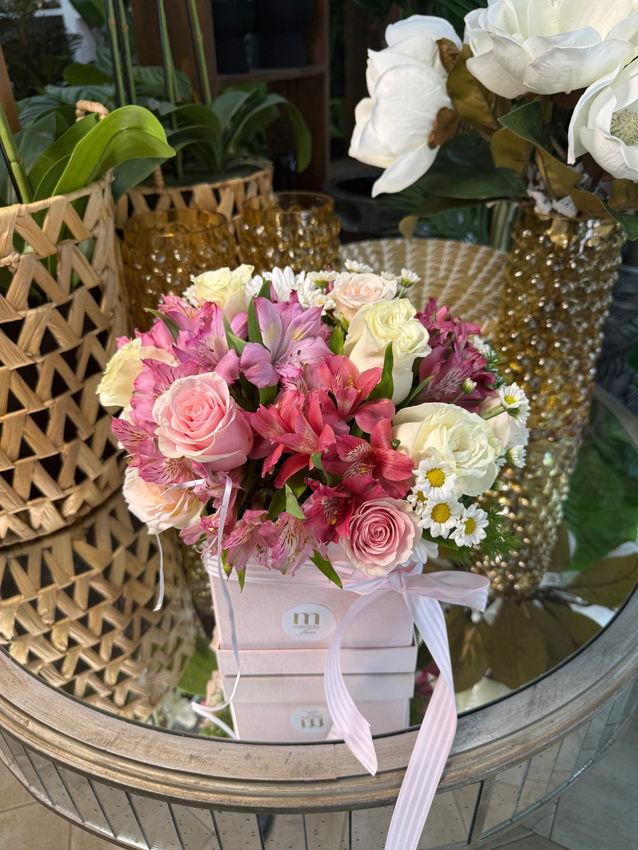 Caja grande con rosas, astromelias y manzanilla