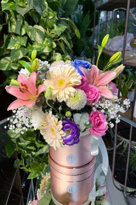 Caja floral con lilium, lisianthus, rosas y gerberas