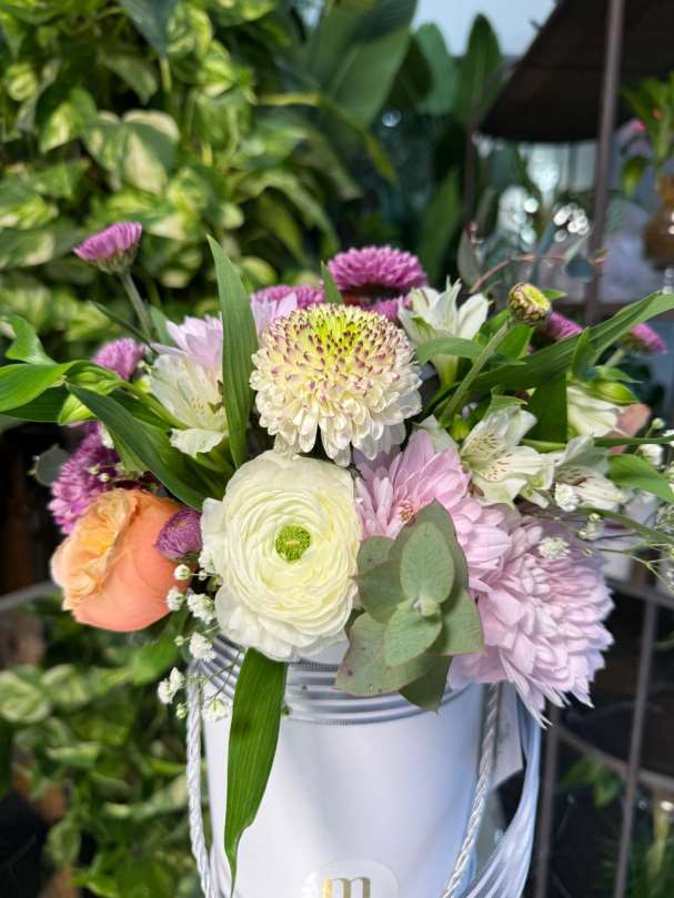 Caja floral con marimoñas, rosas inglesas, astromelias y san Vicente