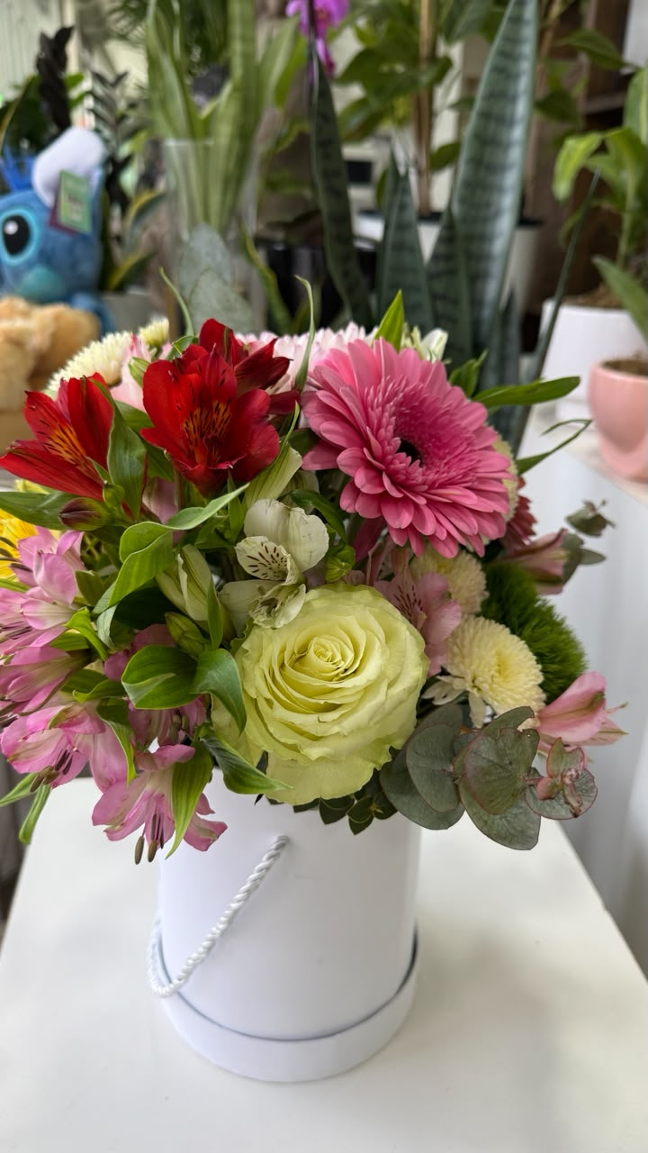 Caja floral con rosas, gerberas, crisantemos y astromelias