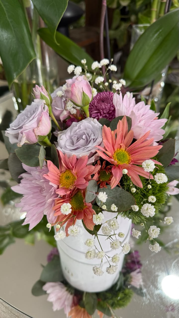 Caja floral de rosas spray y margaritas