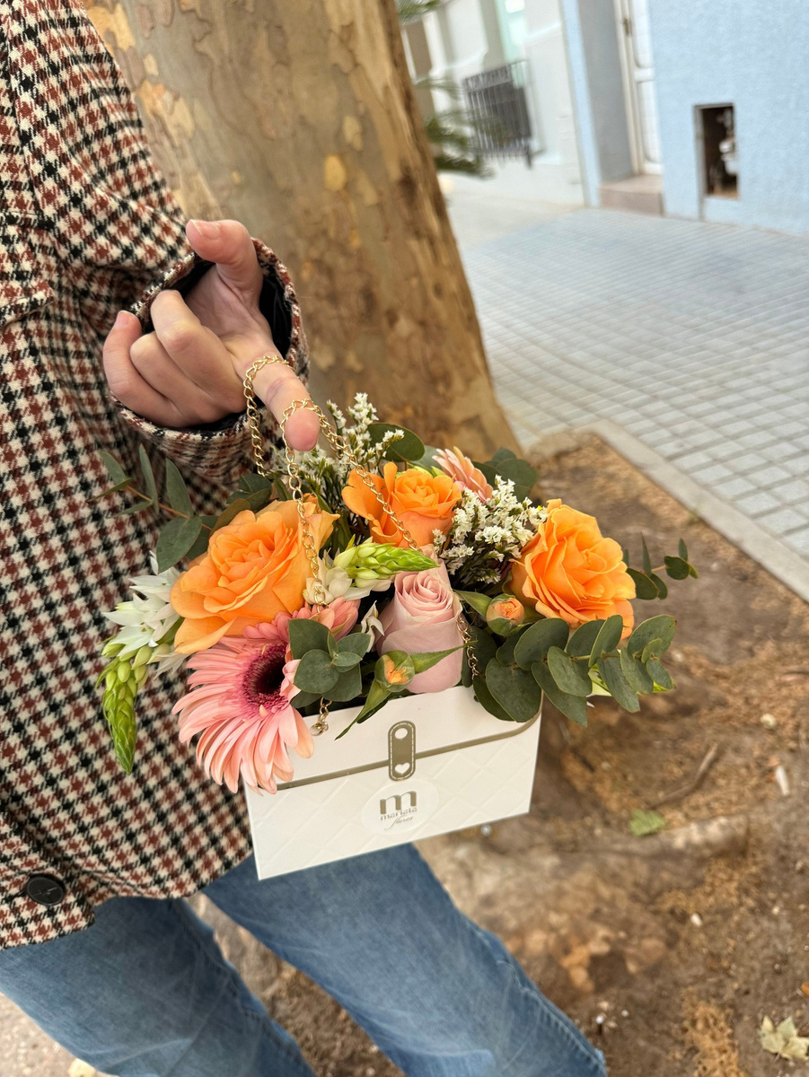 Cartera chica con rosas, gerbera y ornithogalum