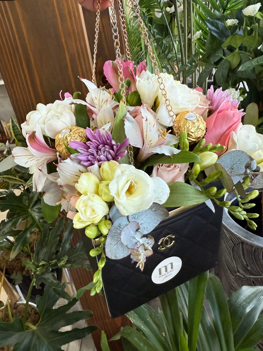 Cartera grande con bombones, fresias, lisianthus y astromelias