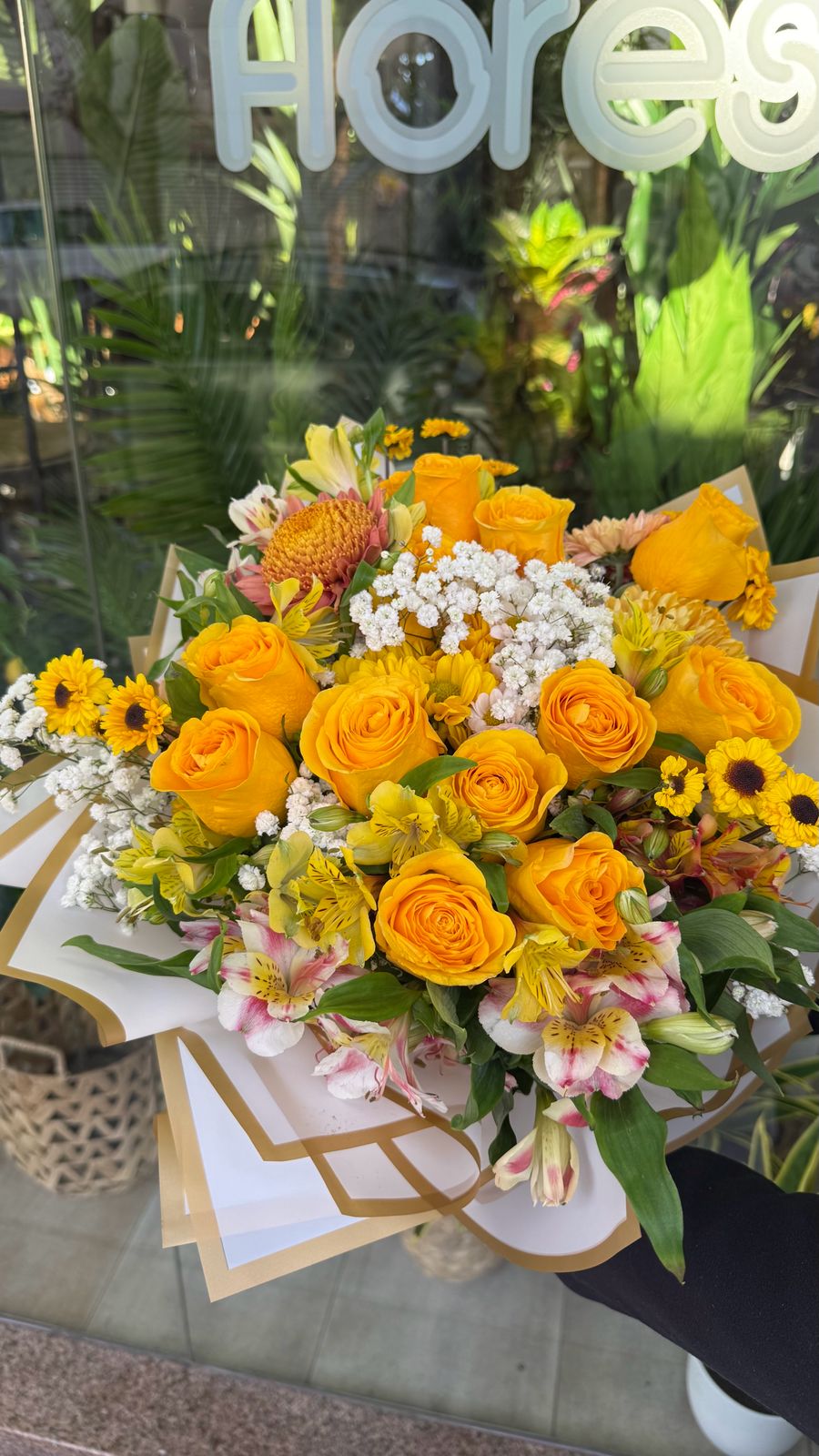 Ramo de 12 rosas amarillas con astromelias y margaritas