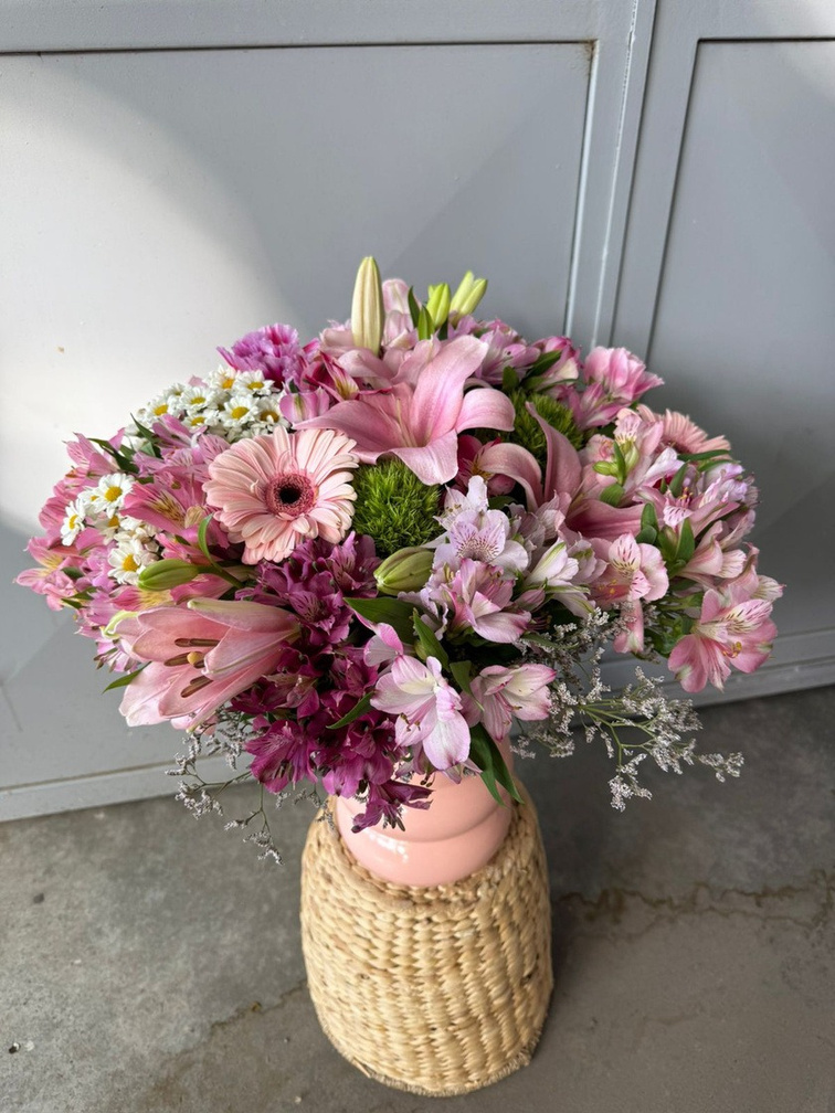 Arreglo floral especial en florero de cerámica