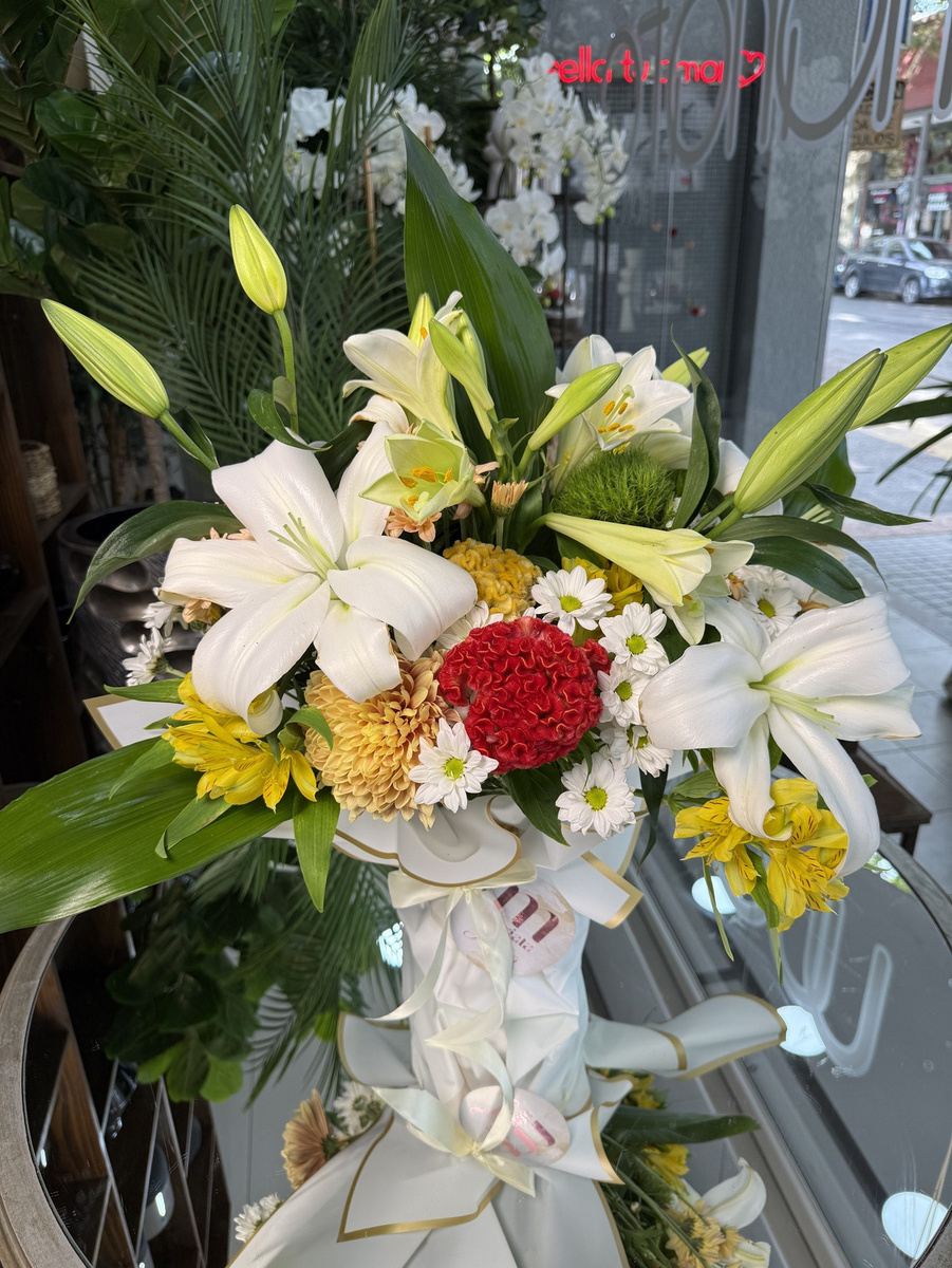 Arreglo floral en florero de cerámica
