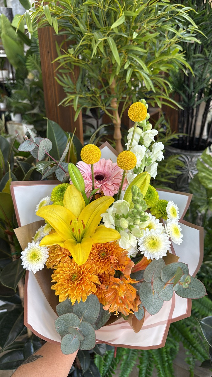 Ramo floral de craspedias, aleli, lilium, gerbera y san Vicente