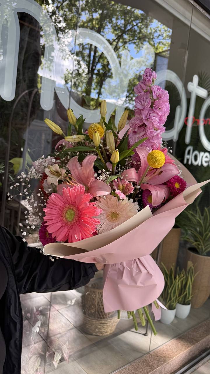Ramo floral con gerberas, lilium, alhelíes y margaritas