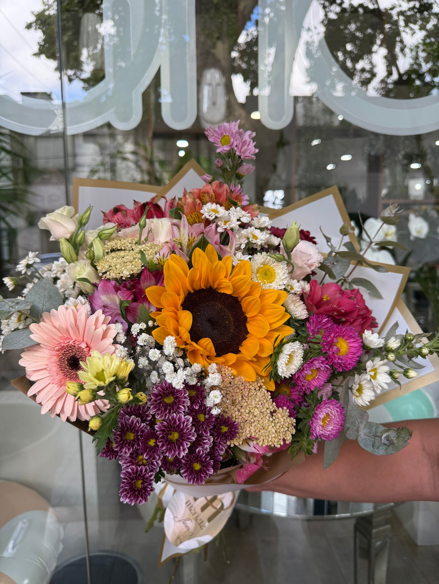 Ramo floral con girasol, gerbera, lisianthus, reina margarita y san Vicente