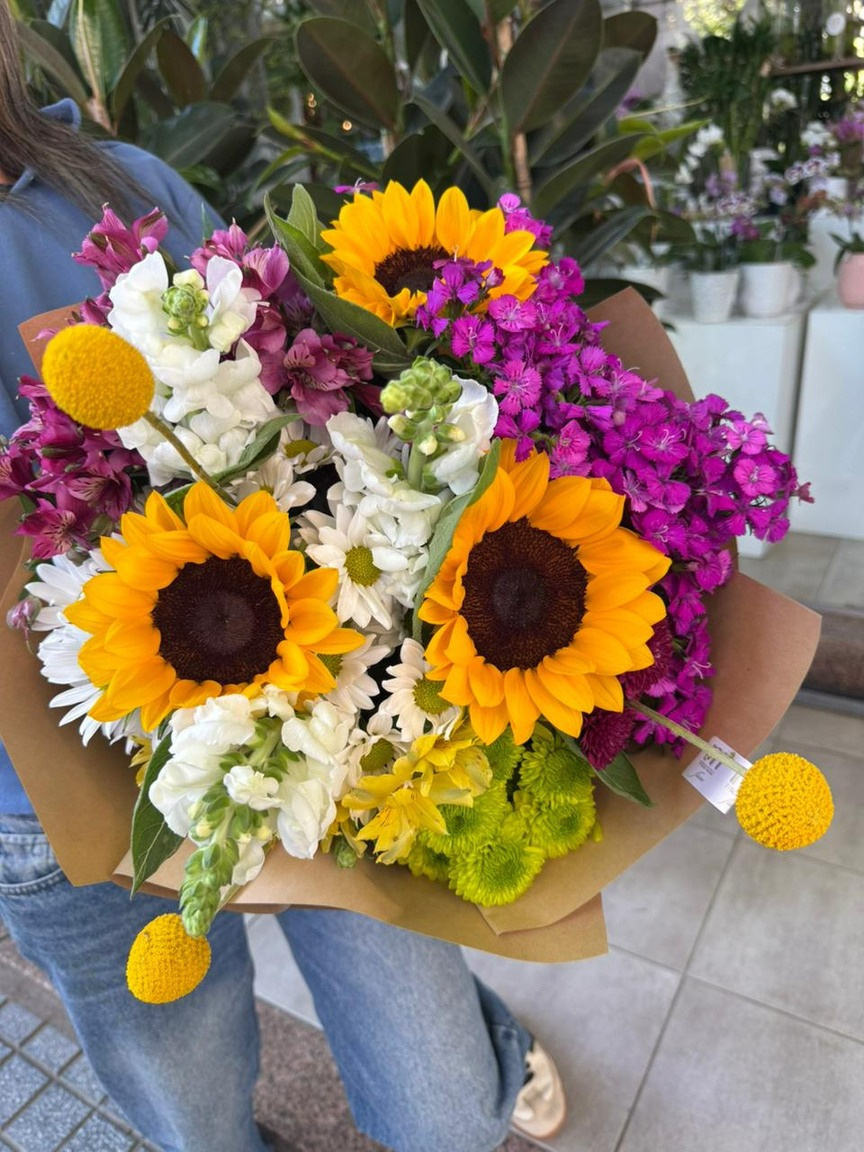 Ramo floral de girasoles, alelies, clavelinas y margaritas