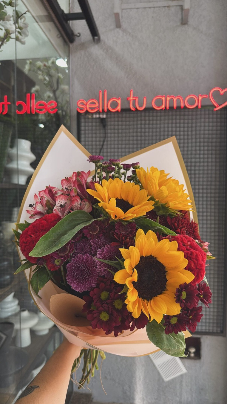 Surtido con girasoles, cresta de gallo, san Vicente y astromelias