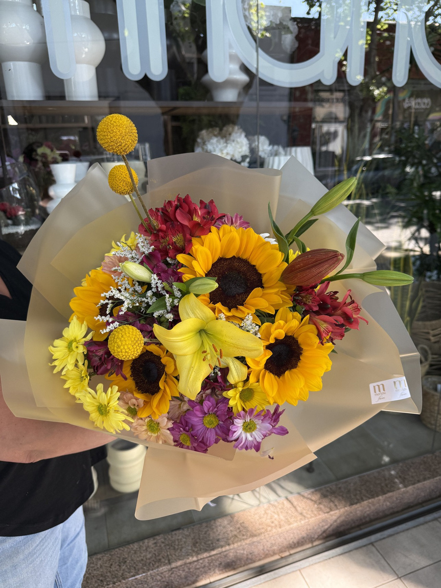 Ramo floral con girasoles, lilium, craspedia y san Vicente