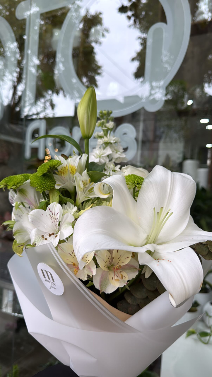 Ramo floral de lilium, alelies, astromelias y margaritas