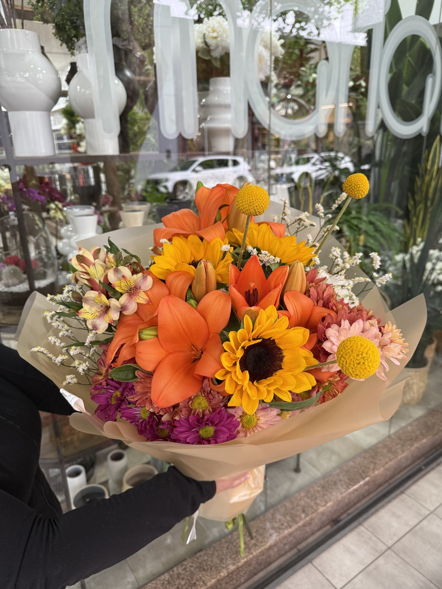 Ramo floral de lilium, girasoles, craspedia, margaritas y astromelias