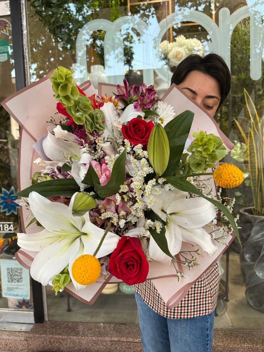 Ramo floral de lilium, rosas, craspedia, moluccenas y astromelias