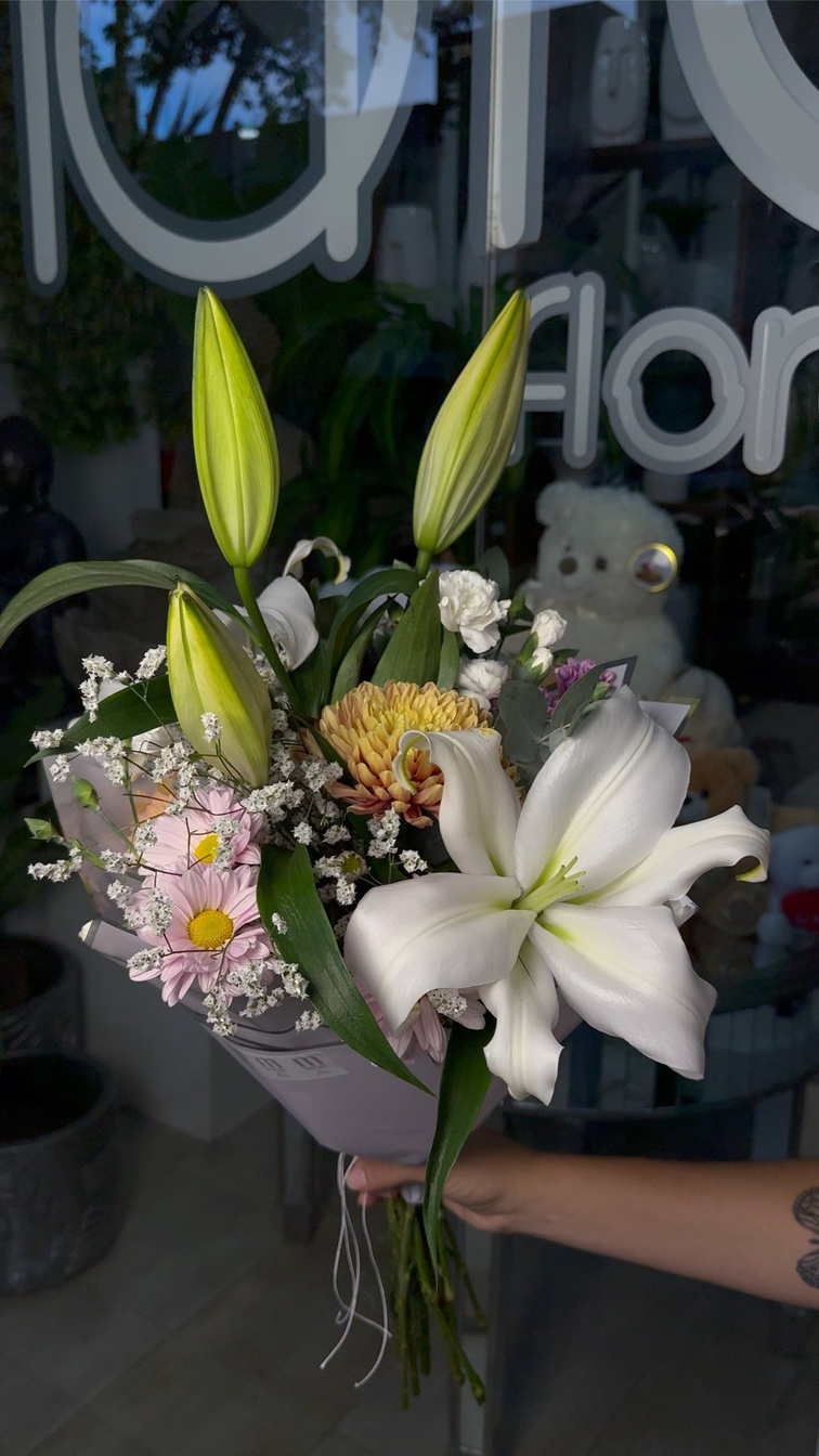 Ramo floral con lilium y san Vicente