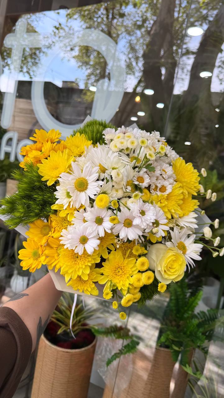 Ramo floral de margaritas, rosas y green trick