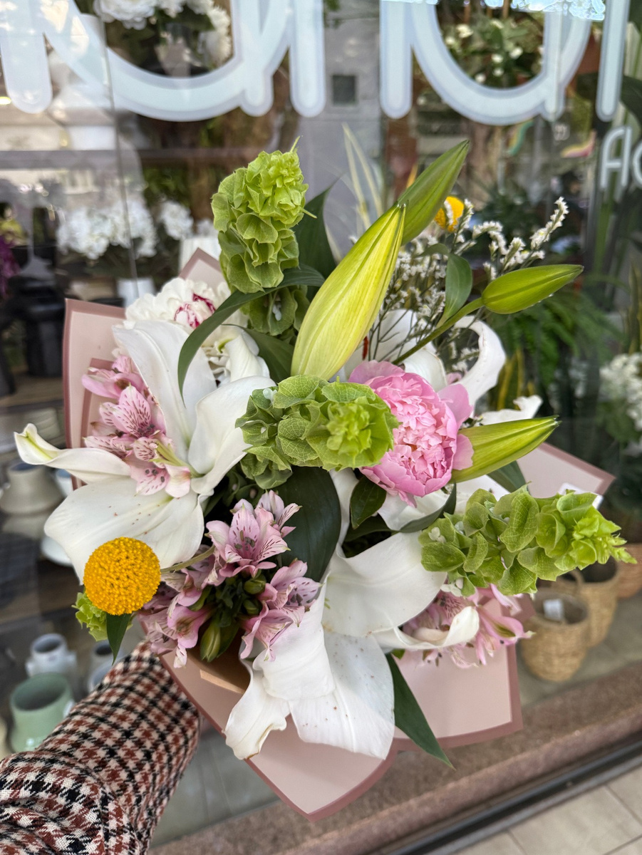 Ramo floral con peonias, craspedia, moluccena, lilium y astromelias