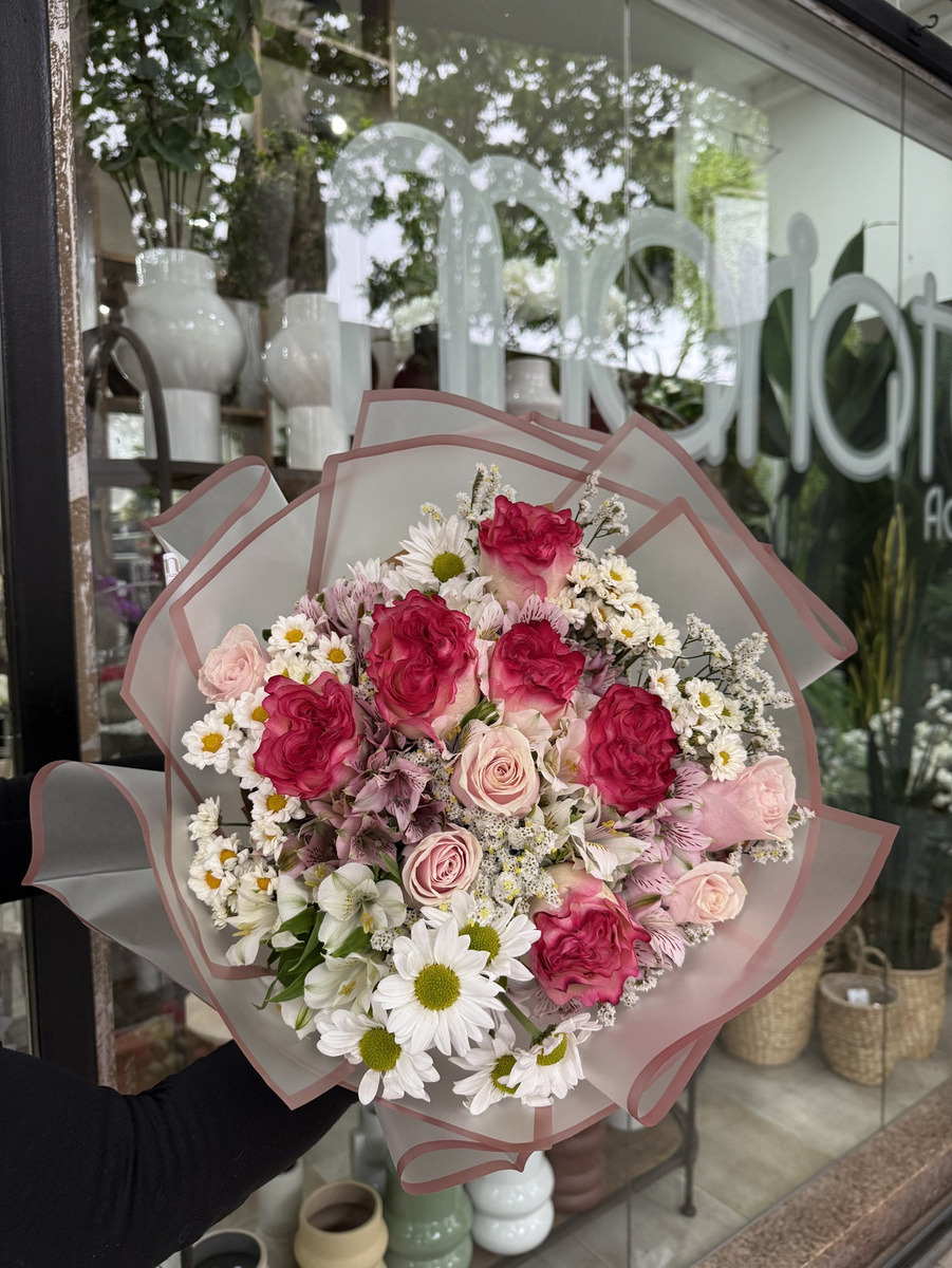Ramo floral de rosas, astromelias y san Vicente