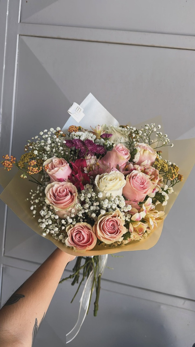 Ramo floral de rosas, gisophila, astromelias