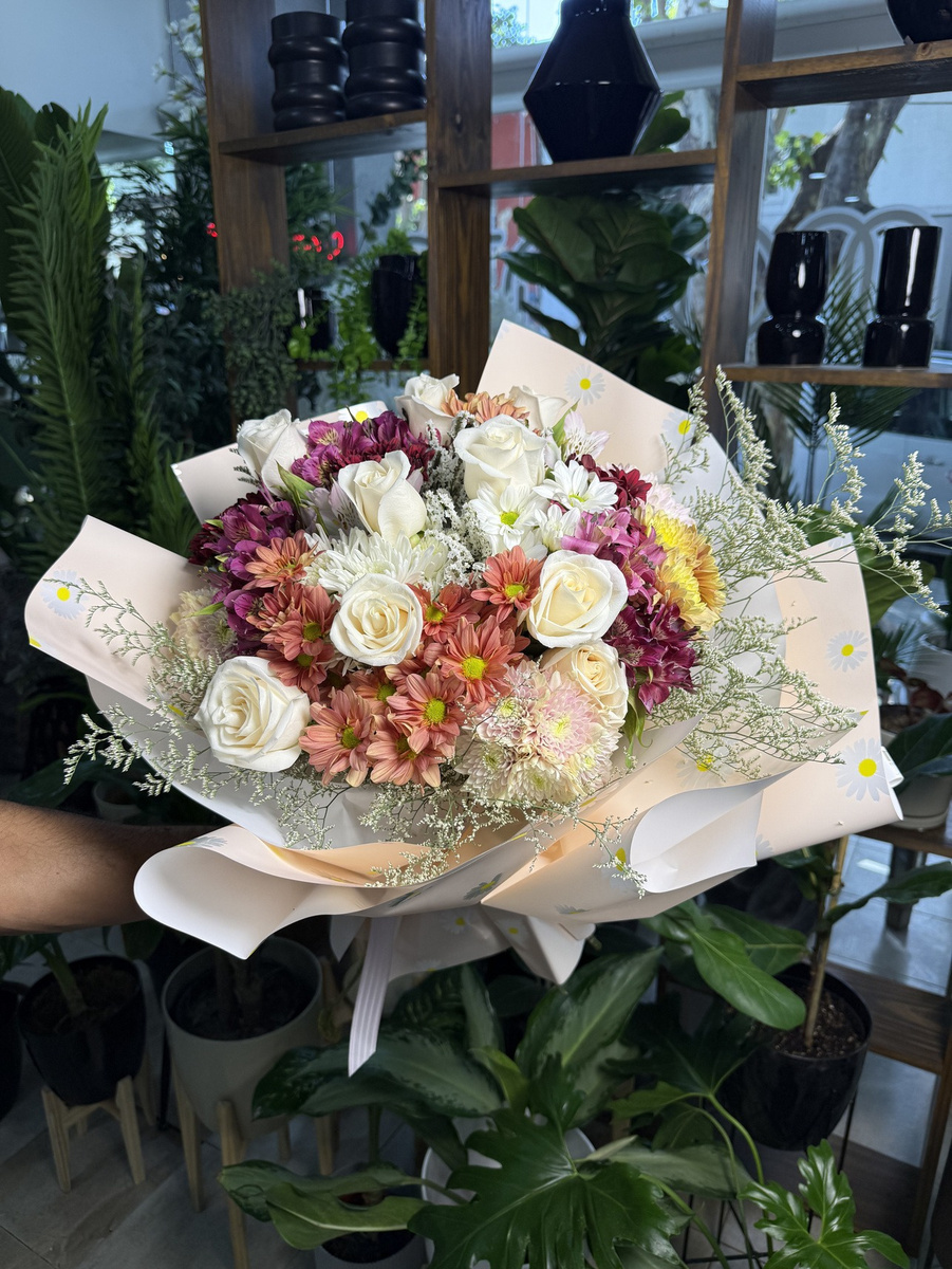 Ramo floral de rosas, margaritas y astromelias