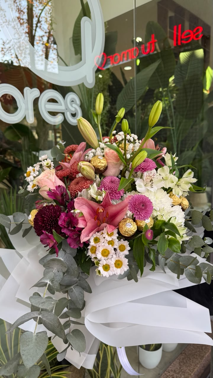 Ramo floral con bombones, lilium, rosas, margaritas y crisantemos
