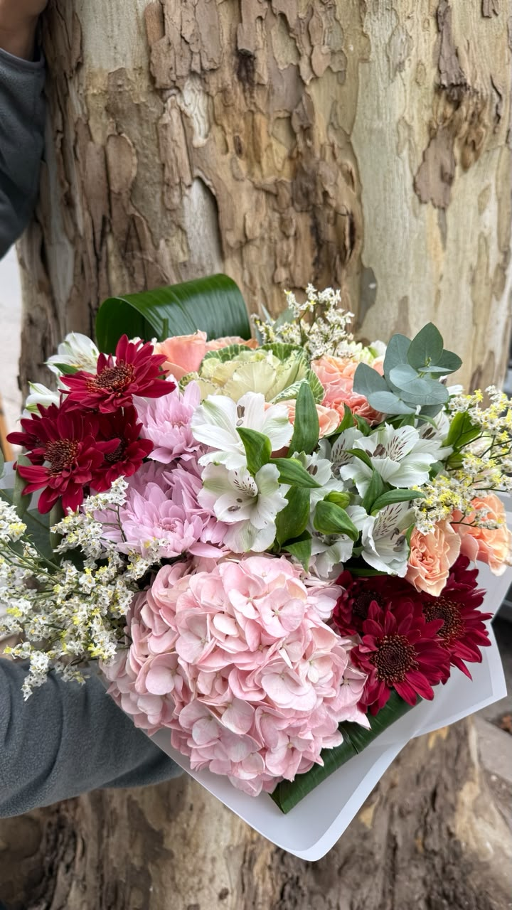 Ramo floral con hortensia, hoja de salón, repollo ornamental, 8 rosas inglesas, crisantemos y astromelias