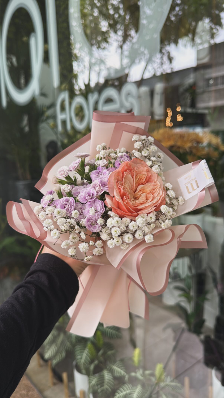 Ramo floral petite con una rosa inglesa, clavelina y gisophila