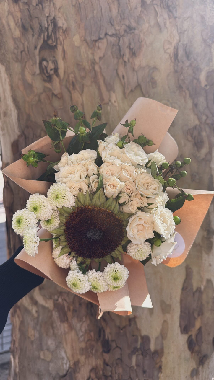 Ramo floral petite de rosas spray, girasol, hipericum y margaritas