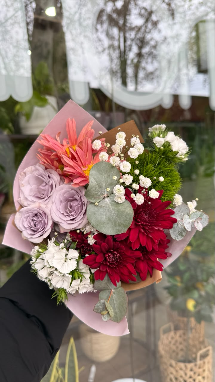 Ramo floral de rosas spray, green trick, dianthus y margaritas