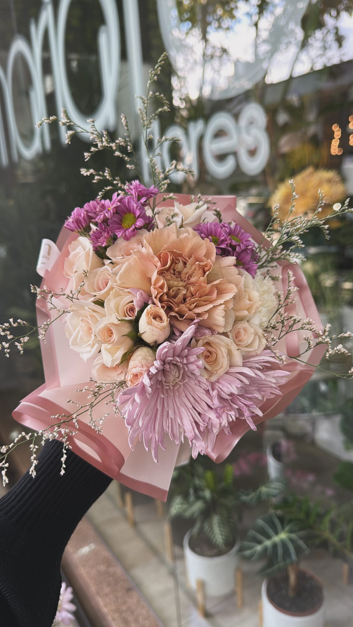 Ramo floral petite de rosas spray, margaritas, clavel y crisantemo