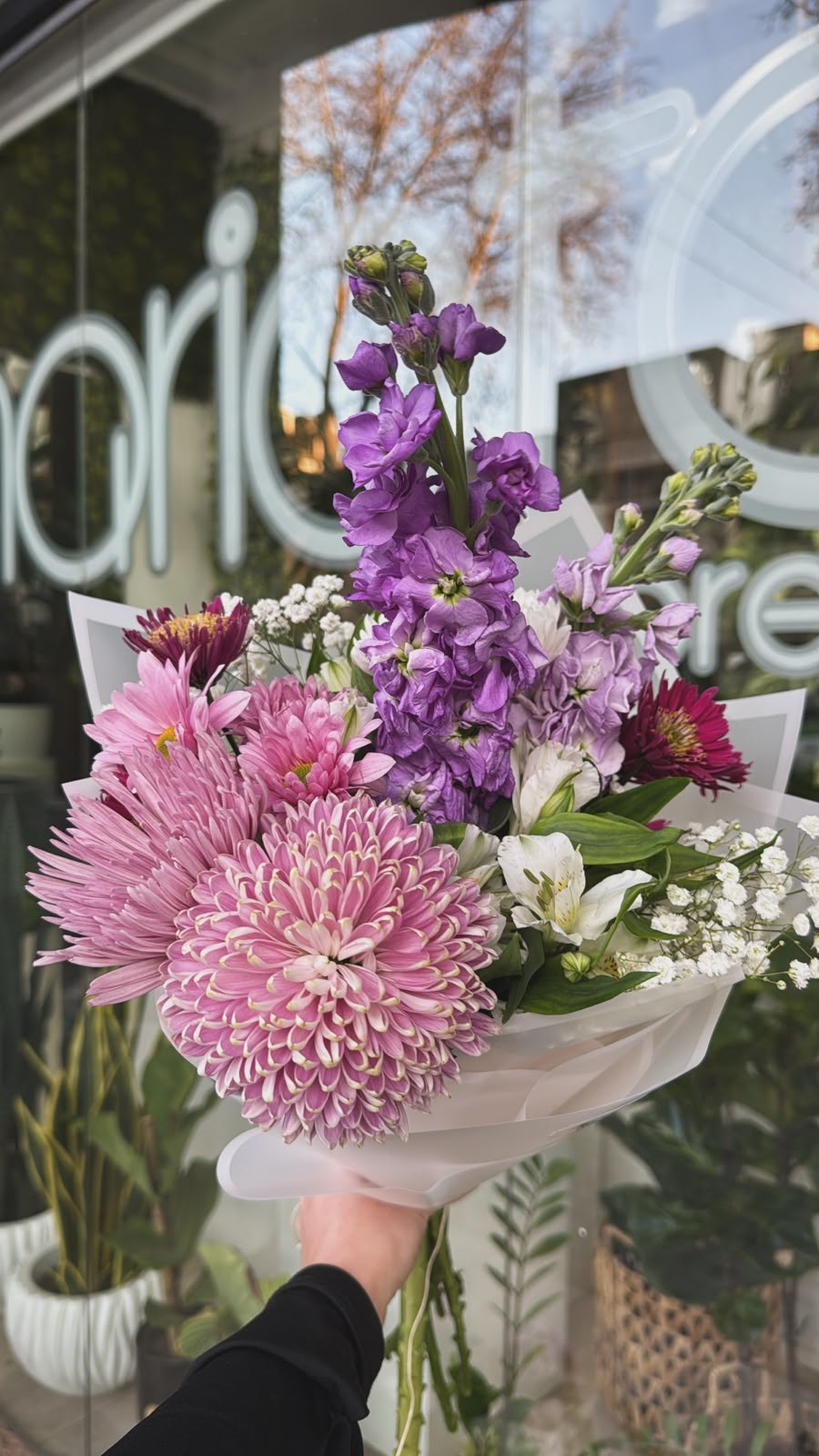 Ramo floral con dos alelíes, crisantemos y astromelias