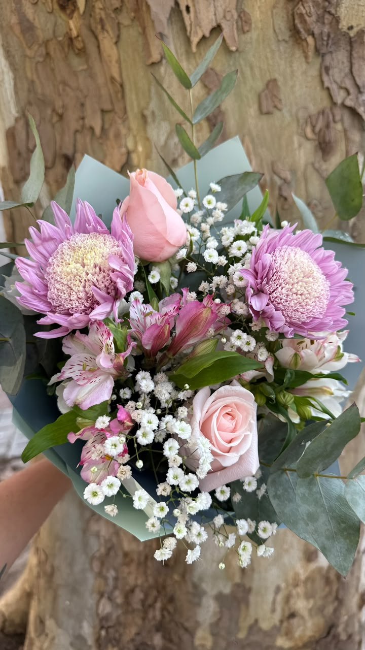 Ramo floral con dos rosas, margaritas y astromelias