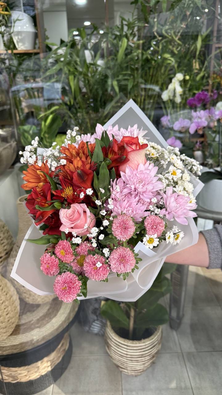 Ramo floral con dos rosas, margaritas, crisantemos y astromelias