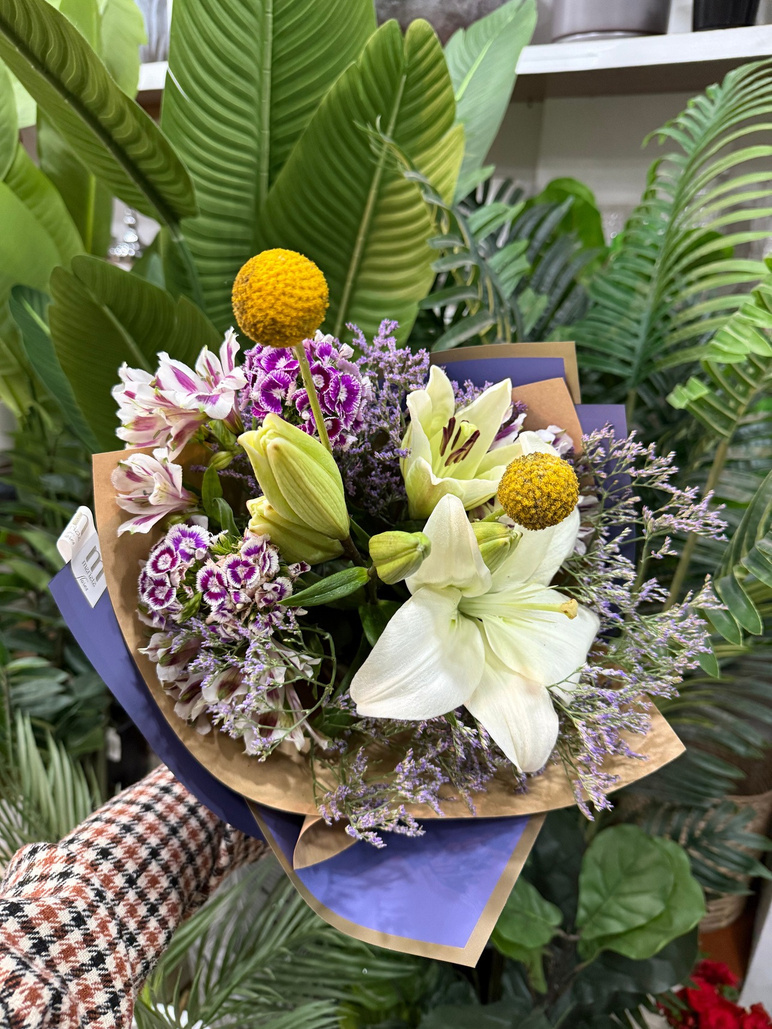 Surtido con craspodia, clavelinas, lilium y astromelias
