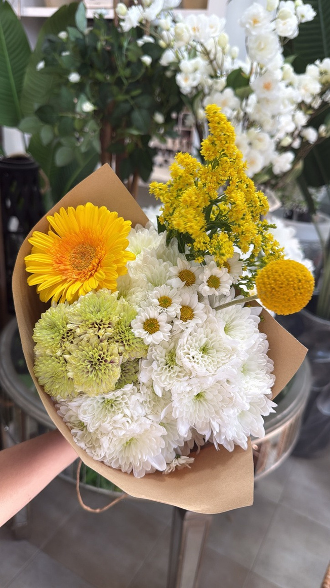 Surtido con craspodia, gerbera, solidago y san Vicente