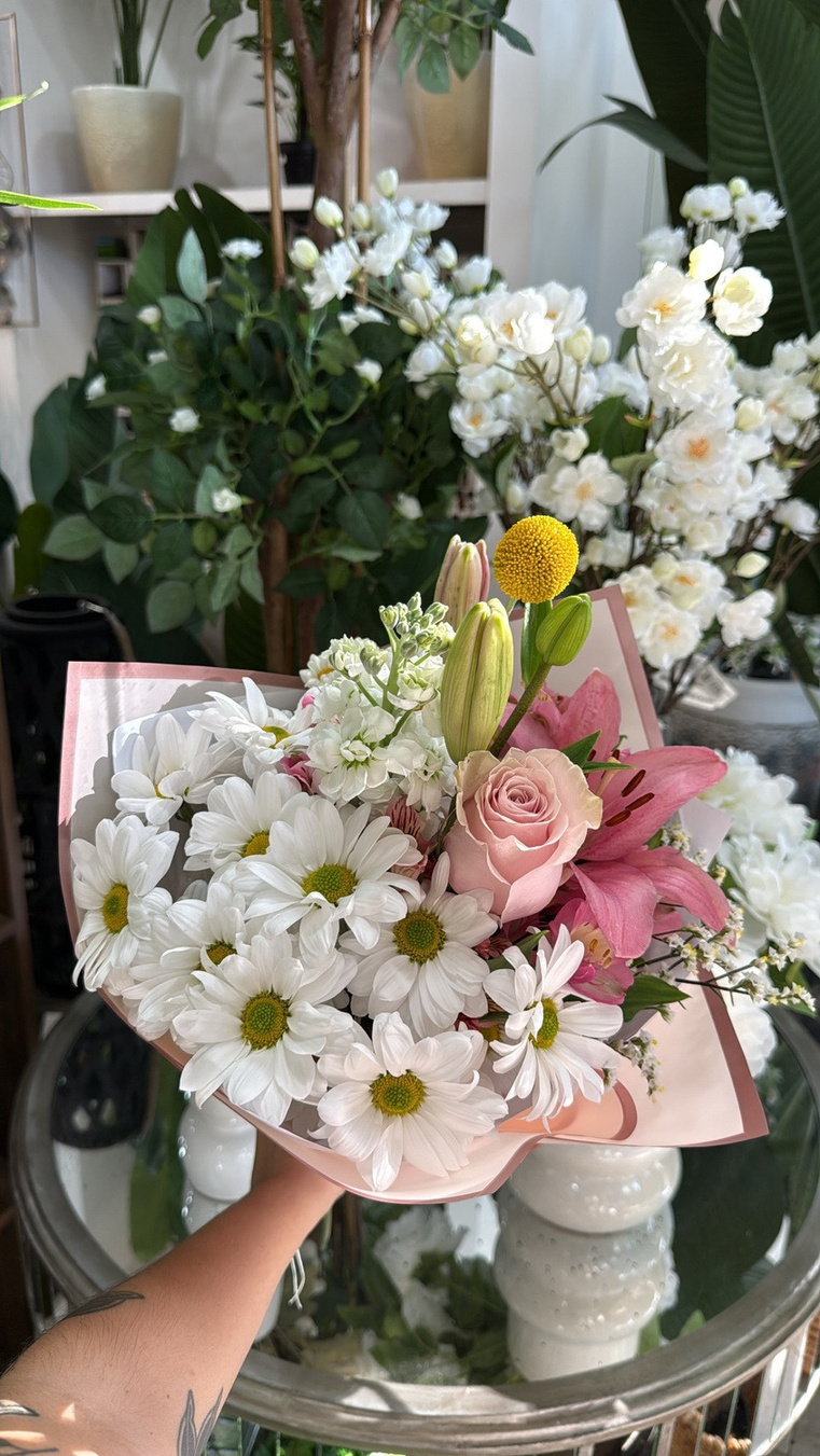 Surtido con craspodia, rosa, lilium, aleli y margaritas