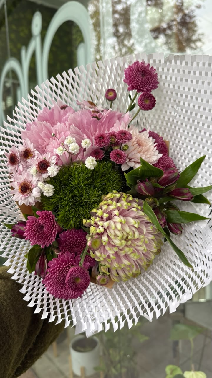 Ramo floral con crisantemos y green trick