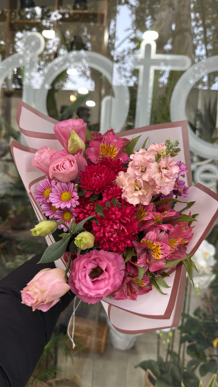 Ramo floral con crisantemos, lisianthus, astromelias, alelies y margaritas
