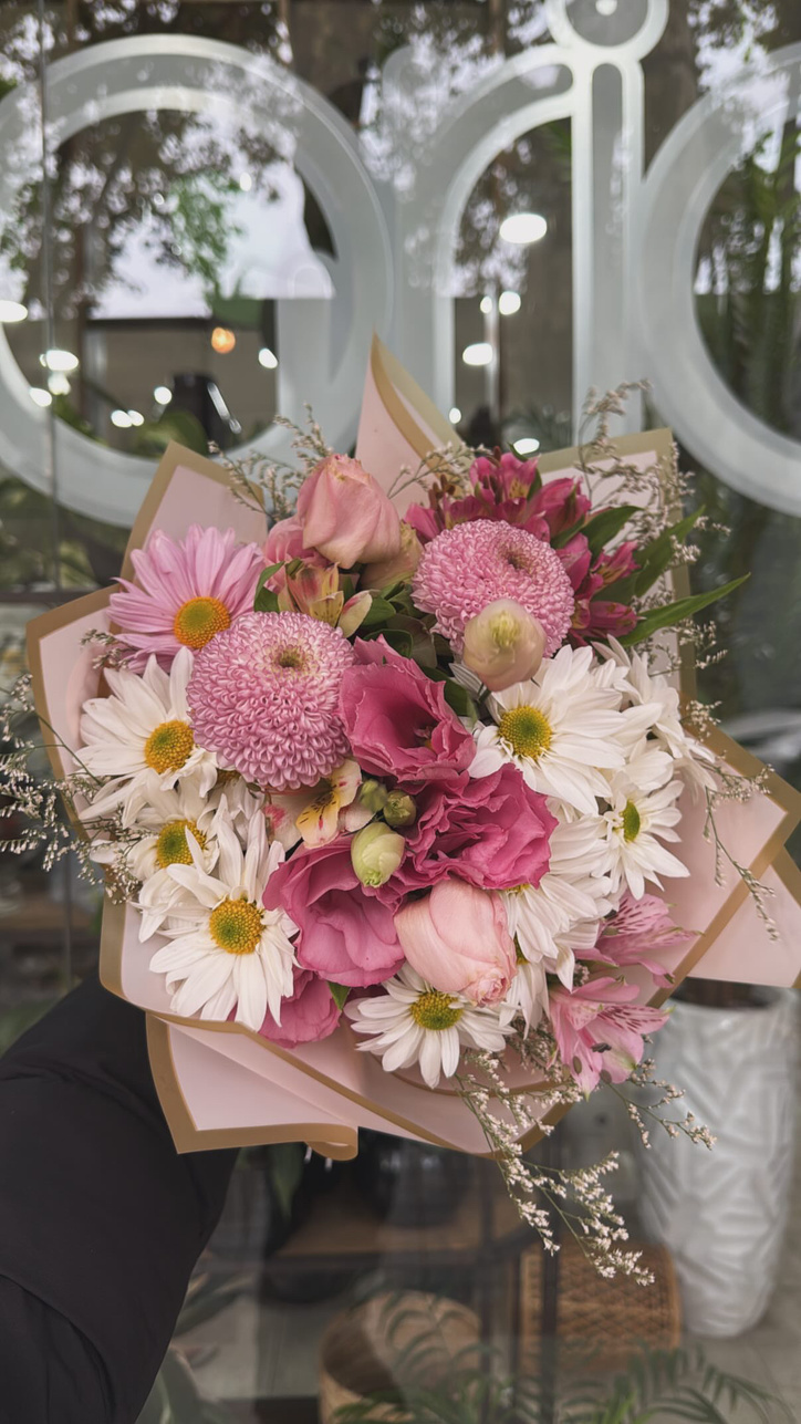 Ramo floral con crisantemos, lisianthus, astromelias y margaritas