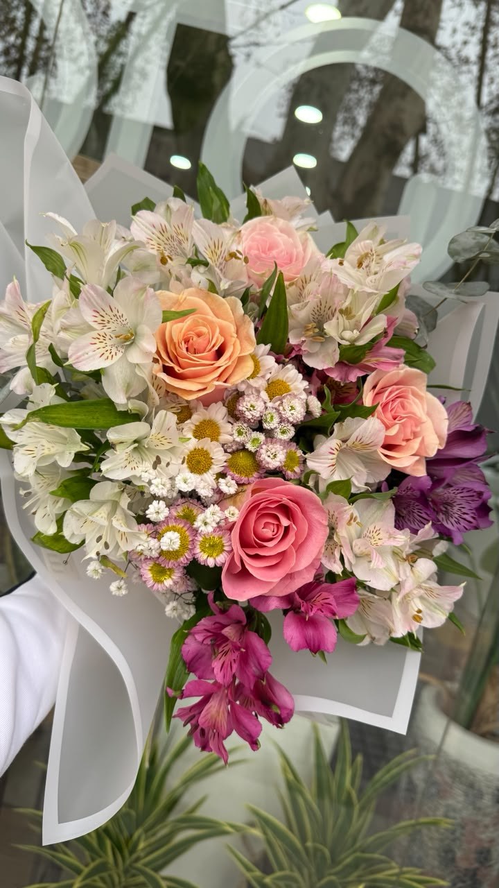 Ramo floral con 4 rosas, astromelias y margaritas