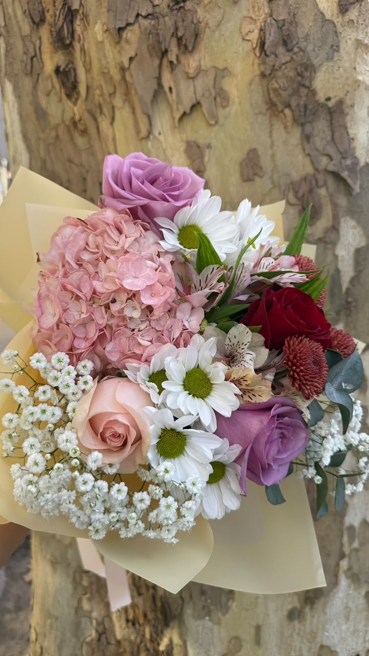 Ramo floral con una hortensia, 4 rosas, margaritas y astromelias